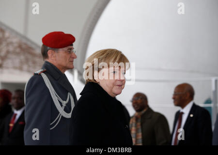 Berlin, Deutschland. 11. Dezember 2013. Malis Präsident Ibrahim Boubacar Keita ist mit Militar Auszeichnung von Bundeskanzlerin Angela Merkel im Kanzleramt in Berlin zu begrüßen. / Foto: Angela Merkel, Bundeskanzlerin und Ibrahim Boubacar Ke•ta, Präsident von Mali. Stockfoto