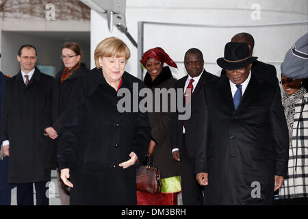 Berlin, Deutschland. 11. Dezember 2013. Malis Präsident Ibrahim Boubacar Keita ist mit Militar Auszeichnung von Bundeskanzlerin Angela Merkel im Kanzleramt in Berlin zu begrüßen. / Foto: Angela Merkel, Bundeskanzlerin und Ibrahim Boubacar Ke•ta, Präsident von Mali. Stockfoto