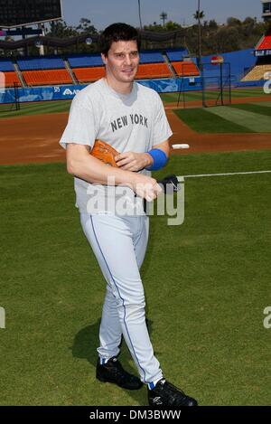 10. August 1902 - Los Angeles, Kalifornien - HOLLYWOOD Sterne Baseball-Spiel. IM DODGER STADIUM IN LOS ANGELES, KALIFORNIEN. DAVID BOREANAZ. FITZROY BARRETT / 10.08.2002 K25794FB (D) (Kredit-Bild: © Globe Photos/ZUMAPRESS.com) Stockfoto