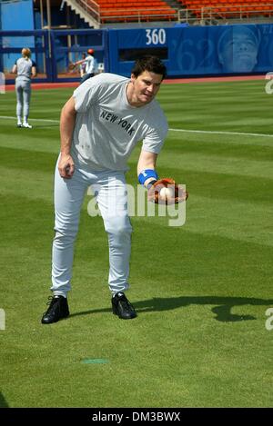 10. August 1902 - Los Angeles, Kalifornien - HOLLYWOOD Sterne Baseball-Spiel. IM DODGER STADIUM IN LOS ANGELES, KALIFORNIEN. DAVID BOREANAZ. FITZROY BARRETT / 10.08.2002 K25794FB (D) (Kredit-Bild: © Globe Photos/ZUMAPRESS.com) Stockfoto