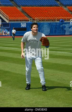 10. August 1902 - Los Angeles, Kalifornien - HOLLYWOOD Sterne Baseball-Spiel. IM DODGER STADIUM IN LOS ANGELES, KALIFORNIEN. DAVID BOREANAZ. FITZROY BARRETT / 10.08.2002 K25794FB (D) (Kredit-Bild: © Globe Photos/ZUMAPRESS.com) Stockfoto