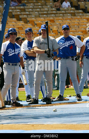 10. August 1902 - Los Angeles, Kalifornien - HOLLYWOOD Sterne Baseball-Spiel. IM DODGER STADIUM IN LOS ANGELES, KALIFORNIEN. DAVID BOREANAZ UND MICHAEL CHIKLIS. FITZROY BARRETT / 10.08.2002 K25794FB (D) (Kredit-Bild: © Globe Photos/ZUMAPRESS.com) Stockfoto