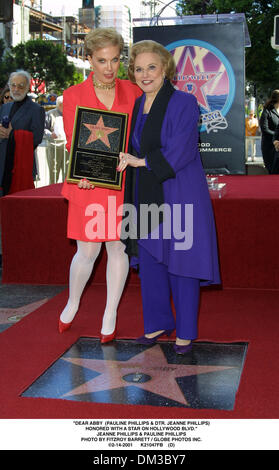 14. Februar 2001 - '' DEAR ABBY (PAULINE PHILLIPS & DTR. JEANNE PHILLIPS). AUSGEZEICHNET MIT EINEM STERN AUF DEM HOLLYWOOD BLVD. ''. JEANNE PHILLIPS & PAULINE PHILLIPS. FITZROY BARRETT / 14.02.2001 K21047FB (D) (Kredit-Bild: © Globe Photos/ZUMAPRESS.com) Stockfoto