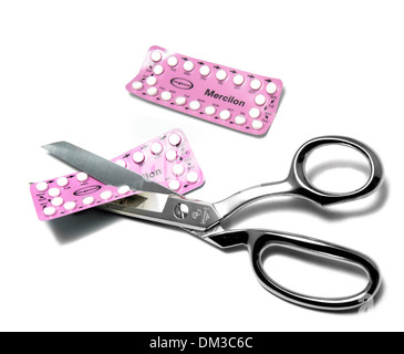Geburtenkontrolle-Pille Paket Schneiden Schere ausgeschnitten auf weißem Hintergrund Stockfoto