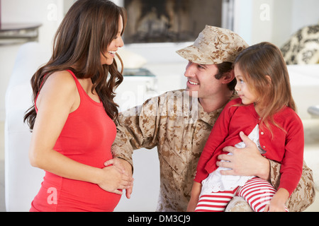 Haus der Familie Gruß Militär Vaters beurlaubt Stockfoto