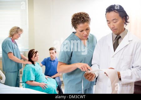 Krankenschwester und Arzt mit CTG-Bericht Stockfoto