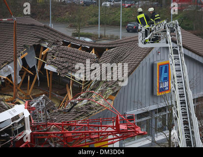 Bad Homburg, Deutschland. 11. Dezember 2013. Das Dach ist teilweise zusammengebrochen, nachdem ein Kran nach unten auf das Dach eines Supermarktes in Bad Homburg, Deutschland, 11. Dezember 2013 stürzte. Derzeit, sagte die Polizei dort ein paar Menschen verletzt wurden. Foto: FRANK RUMPENHORST/Dpa/Alamy Live News Stockfoto