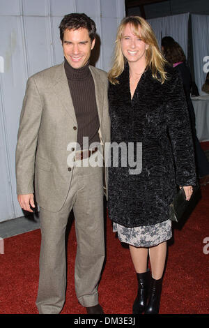 29. November 2001 - 9. jährliche göttlichen Plan. OPENING NIGHT GALA BARKER AUFHÄNGER SANTA MONICA CA. ERIC McCORMACK & Frau JANET HOLDEN. FITZROY BARRETT / 29.11.2001 K23476FB (D) (Kredit-Bild: © Globe Photos/ZUMAPRESS.com) Stockfoto