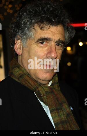 5. Dezember 2001 - PREMIERE OCEAN'S-ELEVEN. AN MANNS VILLAGE THEATER IN LOS ANGELES. ELLIOT GOULD. FITZROY BARRETT / 05.12.2001 K23577FB (D) (Kredit-Bild: © Globe Photos/ZUMAPRESS.com) Stockfoto