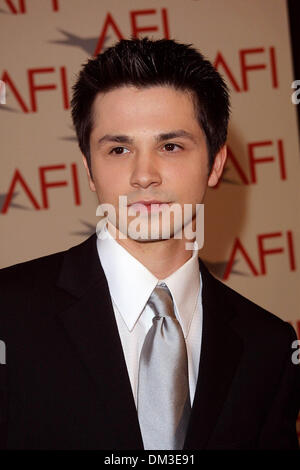 5. Januar 2002 - AWARDS AFI 2001.AT das BEVERLY HILLS HOTEL BEVERLY HILLS, CA. FREDDY RODRIQUEZ. FITZROY BARRETT / 05.01.2002 K23721FB (D) (Kredit-Bild: © Globe Photos/ZUMAPRESS.com) Stockfoto