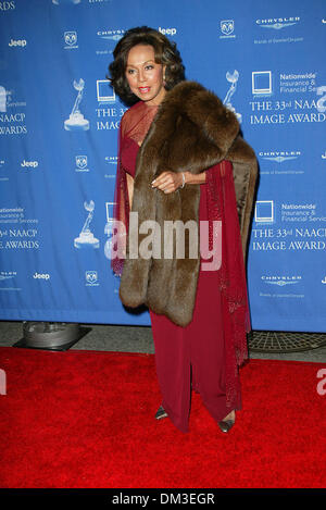 23. Februar 2002 - Los Angeles, Kalifornien - 33rd NAACP IMAGE AWARDS. IM UNIVERSAL AMPHITHEATER LOS ANGELES CA... DIAHANN CARROLL. FITZROY BARRETT / 23.02.2002 K24180FB (D) (Kredit-Bild: © Globe Photos/ZUMAPRESS.com) Stockfoto