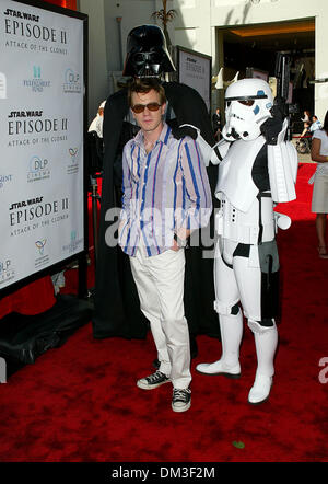 12. Mai 2002 - Los Angeles, Kalifornien - STAR WARS EPISODE II Angriff der Klonkrieger. LOS ANGELES PREMIERE PROFITIEREN DIE. FULLFILLMENT-FONDS, IST HELD AM GRAUMAN CHINESISCHEN. THEATER. EWAN McGREGOR mit DARTH VADER. FITZROY BARRETT / 12.05.2002 K24997FB (D) (Kredit-Bild: © Globe Photos/ZUMAPRESS.com) Stockfoto