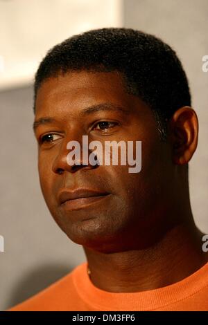 8. September 2002 - Toronto, Kanada - Pressekonferenz dem Himmel so fern. AUF DEM TORONTO INTERNATIONAL FILMFESTIVAL. AN DEN VIER JAHRESZEITEN HOTEL TORONTO KANADA. DENNIS HAYSBERT. FITZROY BARRETT / 08.09.2002 K26026FB (D) (Kredit-Bild: © Globe Photos/ZUMAPRESS.com) Stockfoto