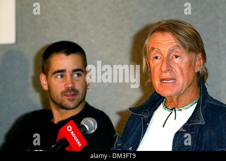 10. September 2002 - PHONE Toronto, Kanada - BOOTH Pressekonferenz. AUF DEM TORONTO INTERNATIONAL FILMFESTIVAL. IM FOUR SEASONS HOTEL. COLIN FARRELL UND REGISSEUR JOEL SCHUMACHER. FITZROY BARRETT / 10.09.2002 K26026FB (D) (Kredit-Bild: © Globe Photos/ZUMAPRESS.com) Stockfoto