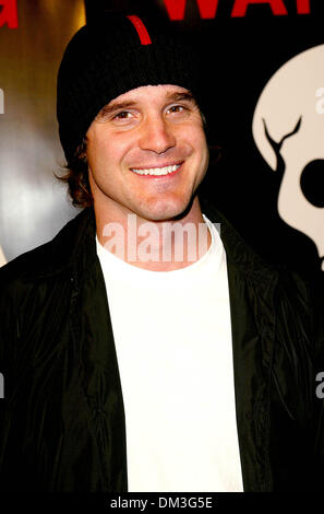 21. Oktober 2002 - Hollywood, Kalifornien - EDDIE MCCLINTOCK... K26842FB WELT-PREMIERE "JACKASS THE MOVIE''. BEI DER ARCLIGHT THEATER, HOLLYWOOD, CA.OCT. 21, 2002. FITZROY BARRETT / 2002 (Kredit-Bild: © Globe Photos/ZUMAPRESS.com) Stockfoto