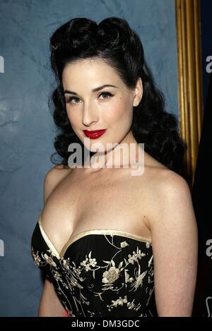 2. November 2002 - Hollywood, Kalifornien - DITA VON TEESE. PLAYBOY DEZEMBER COVERGIRL... KÖNIGIN DER NEUEN BURLESQUE. IM HENRY-FORD-THEATER IN HOLLYWOOD, CA. FITZROY BARRETT / 02.11.2002 K26974FB (D) (Kredit-Bild: © Globe Photos/ZUMAPRESS.com) Stockfoto