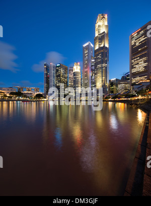 der Central Business District bei Nacht von Boat Quay, Singapur Stockfoto