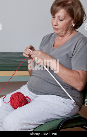 Ältere Frau stricken Stockfoto