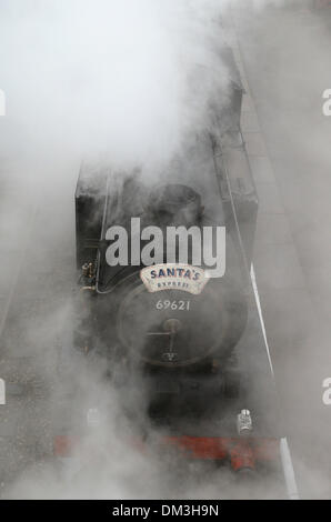 Froghall, Staffordshire, UK. 11. Dezember 2013. Umgeben von dichtem Nebel und Dampf in der Erbse-Souper, The Santa Express hinzufügen wartet auf einen guten Blick auf die Gleise vor wie es bereitet, Froghall Station, auf der Churnet Valley Railway, Staffordshire zu verlassen. Bildnachweis: Joanne Roberts/Alamy Live-Nachrichten Stockfoto