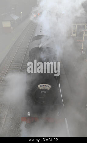 Froghall, Staffordshire, UK. 11. Dezember 2013. Umgeben von dichtem Nebel und Dampf in der Erbse-Souper, The Santa Express hinzufügen wartet auf einen guten Blick auf die Gleise vor wie es bereitet, Froghall Station, auf der Churnet Valley Railway, Staffordshire zu verlassen. Bildnachweis: Joanne Roberts/Alamy Live-Nachrichten Stockfoto