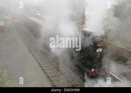 Froghall, Staffordshire, UK. 11. Dezember 2013. Umgeben von dichtem Nebel und Dampf in der Erbse-Souper, The Santa Express hinzufügen wartet auf einen guten Blick auf die Gleise vor wie es bereitet, Froghall Station, auf der Churnet Valley Railway, Staffordshire zu verlassen. Bildnachweis: Joanne Roberts/Alamy Live-Nachrichten Stockfoto