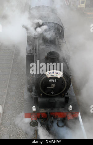 Froghall, Staffordshire, UK. 11. Dezember 2013. Umgeben von dichtem Nebel und Dampf in der Erbse-Souper, The Santa Express hinzufügen wartet auf einen guten Blick auf die Gleise vor wie es bereitet, Froghall Station, auf der Churnet Valley Railway, Staffordshire zu verlassen. Bildnachweis: Joanne Roberts/Alamy Live-Nachrichten Stockfoto