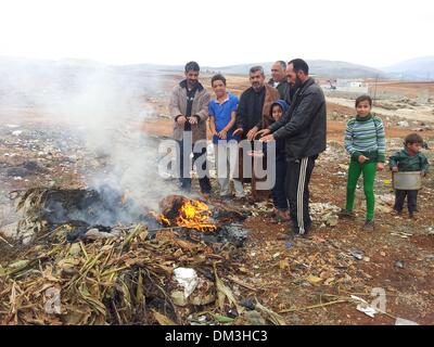 (131211)--BEIRUT, 11. Dezember 2013 (Xinhua)--syrische Flüchtlinge machen ein Feuer in einem Flüchtlingslager im Südlibanon, 11. Dezember 2013 aufzuwärmen. Da der Winter vor der Tür ist, wird wie die kalte Temperaturen ertragen zum Problem für syrische Flüchtlinge im Libanon. (Xinhua) (Dzl) Stockfoto