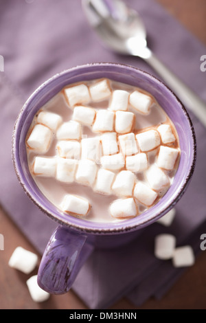 Kakao mit Mini Marshmallows in lila Becher Stockfoto