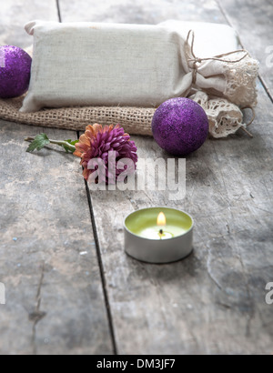 Weihnachtsgeschenk auf dem Tisch, Nahaufnahme Foto Stockfoto