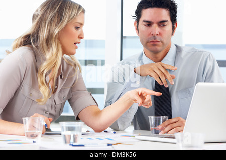Geschäftsmann und Geschäftsfrau Sitzung im Büro Stockfoto
