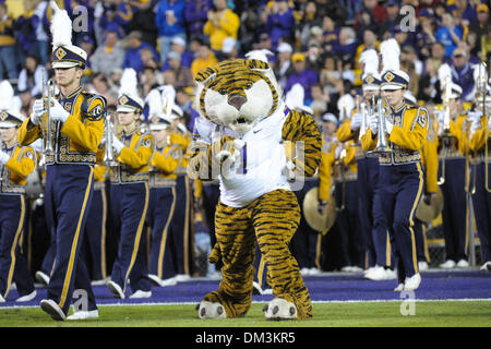 LSU-Maskottchen, Mike Tiger, nimmt das Feld mit der LSU-Band vor einem SEC-West im Tiger Stadium Spiel zwischen Arkansas Razorbacks und die LSU Tigers.  LSU würde das Spiel in der Overtime, 33-30 zu gewinnen. (Kredit-Bild: © Stacy Revere/Southcreek Global/ZUMApress.com) Stockfoto