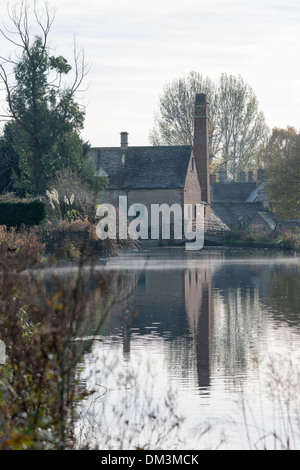 Die alte Mühle am Lower Slaughter in den Cotswolds UK spiegelt sich in den Fluss-Auge Stockfoto
