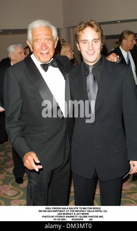 22. Juli 2001 - HOLLYWOOD GALA Gruß an MILTON BERLE. AN SEINEM 93. GEBURTSTAG IM BEVERLY HILLS HOTEL CA... JAN MURRAY & JAY MOHR. FITZROY BARRETT / 22.07.2001 K22503FB (D) (Kredit-Bild: © Globe Photos/ZUMAPRESS.com) Stockfoto