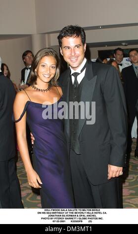 22. Juli 2001 - HOLLYWOOD GALA Gruß an MILTON BERLE. AN SEINEM 93. GEBURTSTAG IM BEVERLY HILLS HOTEL CA... JONATHAN SILVERMAN & OPAL ANCHEL. FITZROY BARRETT / 22.07.2001 K22503FB (D) (Kredit-Bild: © Globe Photos/ZUMAPRESS.com) Stockfoto