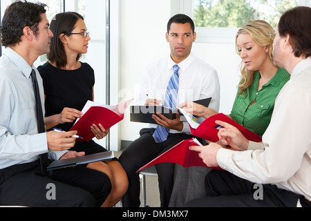 Geschäftsleute mit informellen Büro-Meeting Stockfoto