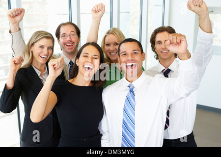 Porträt von Business-Team im Büro feiern Stockfoto