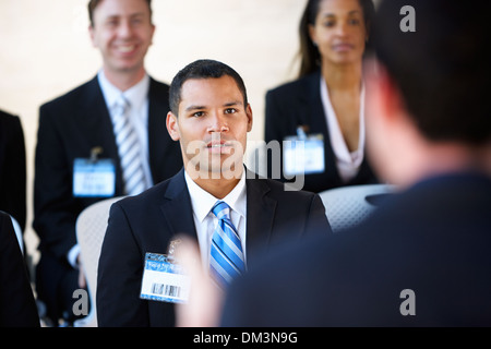 Delegierte, Redner auf der Konferenz anhören Stockfoto