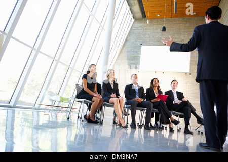 Delegierte, Redner auf der Konferenz anhören Stockfoto