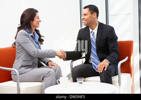 Unternehmer und Unternehmerin Händeschütteln nach treffen Stockfoto