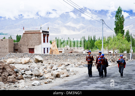 Ladakh, Indien - 13. Juli 2009: lokale Kinder nach Hause von der Schule in einem Dorf in der Nähe von Leh Stockfoto