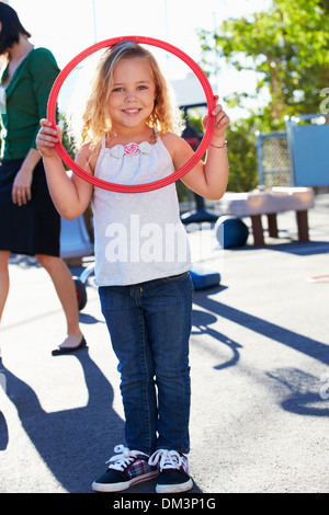 Mädchen im Schulhof mit Hoop Stockfoto