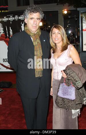 5. Dezember 2001 - PREMIERE OCEAN'S-ELEVEN. AN MANNS VILLAGE THEATER IN LOS ANGELES. ELLIOT GOULD & SUSAN BROOKS. FITZROY BARRETT / 05.12.2001 K23577FB (D) (Kredit-Bild: © Globe Photos/ZUMAPRESS.com) Stockfoto