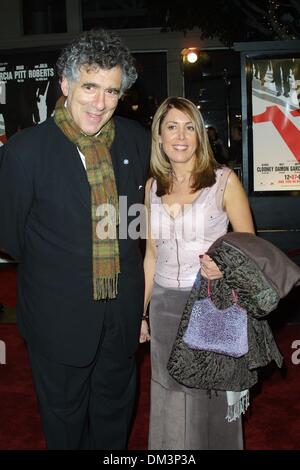 5. Dezember 2001 - PREMIERE OCEAN'S-ELEVEN. AN MANNS VILLAGE THEATER IN LOS ANGELES. ELLIOT GOULD & SUSAN BROOKS. FITZROY BARRETT / 05.12.2001 K23577FB (D) (Kredit-Bild: © Globe Photos/ZUMAPRESS.com) Stockfoto