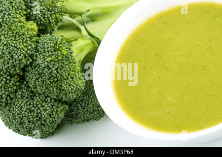 Schüssel mit Sahne Brokkoli-Cremesuppe Stockfoto