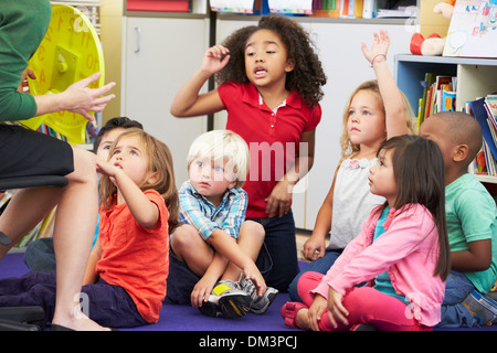 Elementare Schüler im Klassenzimmer das Uhrablesen Stockfoto