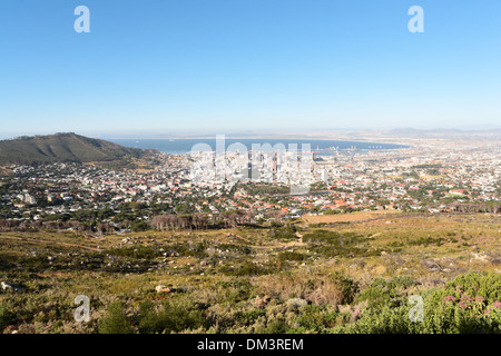 Luftaufnahme von Kapstadt CBD mit Table Bay und Signal Hill im Hintergrund, betrachtet von den Hängen des Tafelbergs Stockfoto