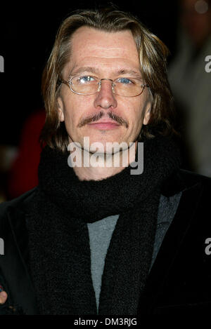 18. März 2002 - Los Angeles, Kalifornien - PANIC ROOM PREMIERE. IM LOEWS CENTURY PLAZA IN LOS ANGELES. GARY OLDMAN. FITZROY BARRETT / 18.03.2002 K24431FB (D) (Kredit-Bild: © Globe Photos/ZUMAPRESS.com) Stockfoto