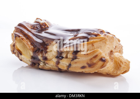 Eclair mit Sahne in Kuvertüre isoliert auf weißem Hintergrund Stockfoto