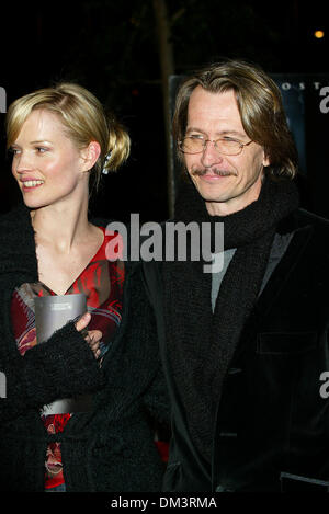 18. März 2002 - Los Angeles, Kalifornien - PANIC ROOM PREMIERE. IM LOEWS CENTURY PLAZA IN LOS ANGELES. GARY OLDMAN UND DATUM. FITZROY BARRETT / 18.03.2002 K24431FB (D) (Kredit-Bild: © Globe Photos/ZUMAPRESS.com) Stockfoto