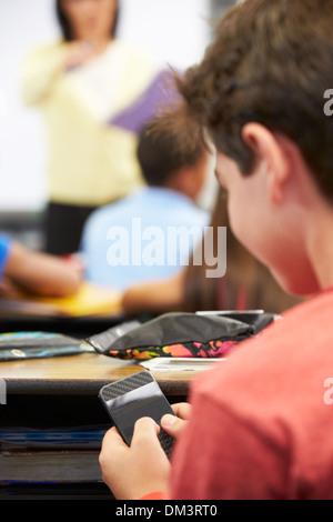 SMS auf dem Handy In der Klasse Schüler Stockfoto